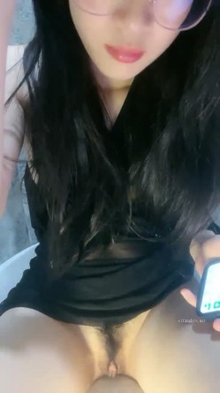 211大学校花，【姐姐很甜】，黑丝眼镜反差婊，颜值高，这阴毛修剪得挺漂亮，大鸡巴狂捅，哥哥我要！ 截图14