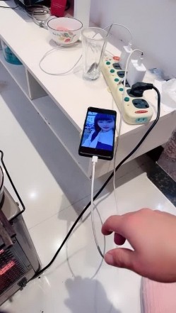 剧情演绎：小嫂子来家中做客，想要休息毫不客气，半推半就拔掉内裤掏出鸡巴直接无套后入，艹爽了就是双向奔赴！ 截图2