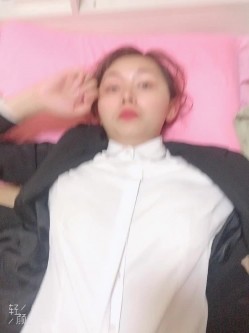 中午下了班，无套搞良家人妻，衣服都没脱就开始做爱了，’你还录视频了呀‘，别说话，投入性爱的快乐当中！ 截图9