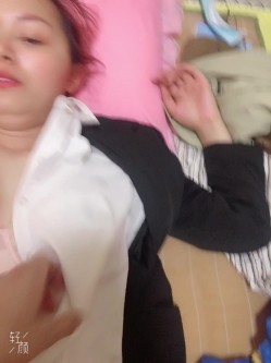 中午下了班，无套搞良家人妻，衣服都没脱就开始做爱了，’你还录视频了呀‘，别说话，投入性爱的快乐当中！ 截图16