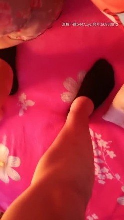 东北大哥偷偷迷奸大嫂，嫂子鲍鱼被开发的还很少，无套插完射到肚皮上，不过瘾又拿跳蛋插一会儿 截图2