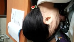 高中乖巧学生妹在教室给男友口爆还特别听话 叫她怎么舔就怎么舔 截图2