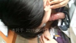 高中乖巧学生妹在教室给男友口爆还特别听话 叫她怎么舔就怎么舔 截图11