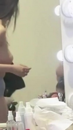 上海车展更衣室化妆间偷拍 两个漂亮车模换衣服隐形文胸里的两个圆圆的车头灯真漂亮,真想试驾这辆车 截图11
