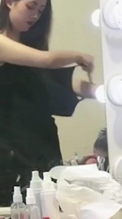 上海车展更衣室化妆间偷拍 两个漂亮车模换衣服隐形文胸里的两个圆圆的车头灯真漂亮,真想试驾这辆车 截图14