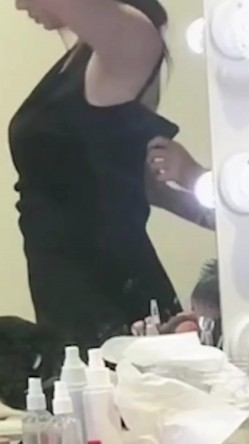 上海车展更衣室化妆间偷拍 两个漂亮车模换衣服隐形文胸里的两个圆圆的车头灯真漂亮,真想试驾这辆车 截图15