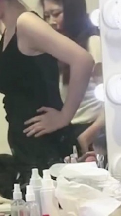 上海车展更衣室化妆间偷拍 两个漂亮车模换衣服隐形文胸里的两个圆圆的车头灯真漂亮,真想试驾这辆车 截图16