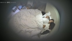 酒店偷拍年轻情侣 温柔甜美学生妹拆完礼物后被男友揉搓阴蒂后扛腿操两次 截图2