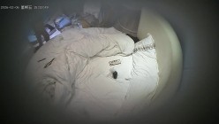 酒店偷拍年轻情侣 温柔甜美学生妹拆完礼物后被男友揉搓阴蒂后扛腿操两次 截图5