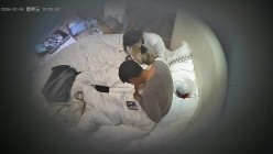 酒店偷拍年轻情侣 温柔甜美学生妹拆完礼物后被男友揉搓阴蒂后扛腿操两次 截图8