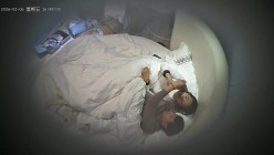 酒店偷拍年轻情侣 温柔甜美学生妹拆完礼物后被男友揉搓阴蒂后扛腿操两次 截图11