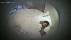酒店偷拍年轻情侣 温柔甜美学生妹拆完礼物后被男友揉搓阴蒂后扛腿操两次 截图12