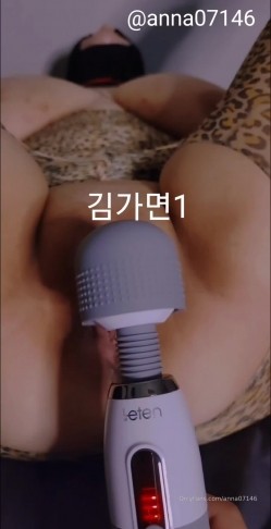 韩国巅峰天然木瓜巨乳「ANNA」OF性爱私拍 顶级油推服务和巨乳闺蜜双飞榨精 截图5
