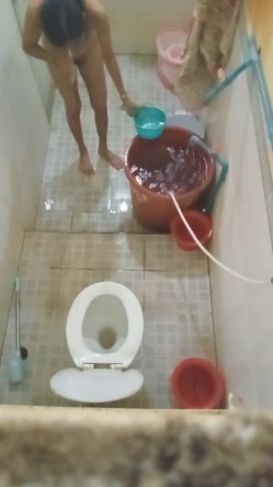 大神潜入多个女生宿舍窗外偷拍她们洗澡 ️各式各样的奶子和黑森林让你魂牵梦绕 无水原版 截图1