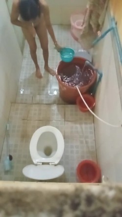 大神潜入多个女生宿舍窗外偷拍她们洗澡 ️各式各样的奶子和黑森林让你魂牵梦绕 无水原版 截图2