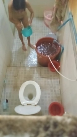 大神潜入多个女生宿舍窗外偷拍她们洗澡 ️各式各样的奶子和黑森林让你魂牵梦绕 无水原版 截图3