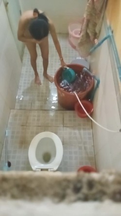 大神潜入多个女生宿舍窗外偷拍她们洗澡 ️各式各样的奶子和黑森林让你魂牵梦绕 无水原版 截图4