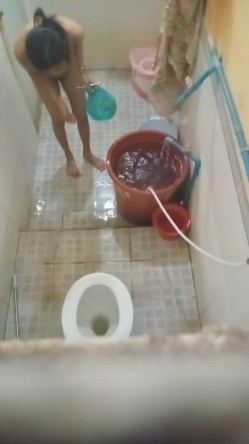 大神潜入多个女生宿舍窗外偷拍她们洗澡 ️各式各样的奶子和黑森林让你魂牵梦绕 无水原版 截图5