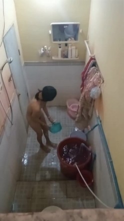 大神潜入多个女生宿舍窗外偷拍她们洗澡 ️各式各样的奶子和黑森林让你魂牵梦绕 无水原版 截图6