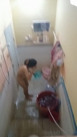 大神潜入多个女生宿舍窗外偷拍她们洗澡 ️各式各样的奶子和黑森林让你魂牵梦绕 无水原版 截图7