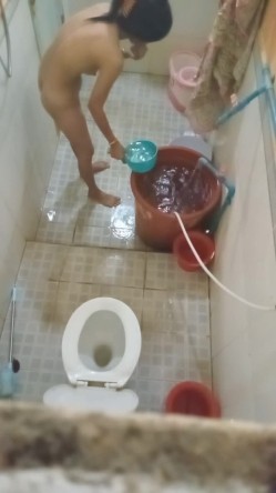 大神潜入多个女生宿舍窗外偷拍她们洗澡 ️各式各样的奶子和黑森林让你魂牵梦绕 无水原版 截图10