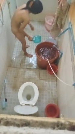 大神潜入多个女生宿舍窗外偷拍她们洗澡 ️各式各样的奶子和黑森林让你魂牵梦绕 无水原版 截图11