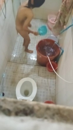 大神潜入多个女生宿舍窗外偷拍她们洗澡 ️各式各样的奶子和黑森林让你魂牵梦绕 无水原版 截图12