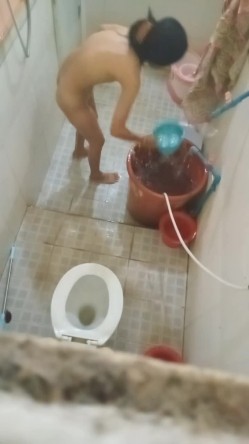 大神潜入多个女生宿舍窗外偷拍她们洗澡 ️各式各样的奶子和黑森林让你魂牵梦绕 无水原版 截图13