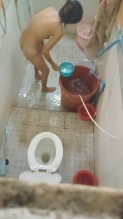 大神潜入多个女生宿舍窗外偷拍她们洗澡 ️各式各样的奶子和黑森林让你魂牵梦绕 无水原版 截图14