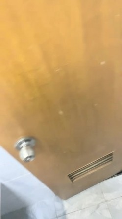 【小牛探花】，新人，20岁兼职小美女，低头害羞被一把推倒，脱下牛仔短裙，插穴冲刺爽歪歪 截图10