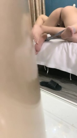 【小牛探花】，新人，20岁兼职小美女，低头害羞被一把推倒，脱下牛仔短裙，插穴冲刺爽歪歪 截图12