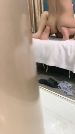 【小牛探花】，新人，20岁兼职小美女，低头害羞被一把推倒，脱下牛仔短裙，插穴冲刺爽歪歪 截图14