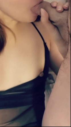 “啊~顶死了~插死我了”对话刺激，很能淫叫的极品人妻少妇【骚逼爱丽丝】性爱自拍，吞精无毛美臀无套各种输出白浆泛滥，撸管必备 截图8