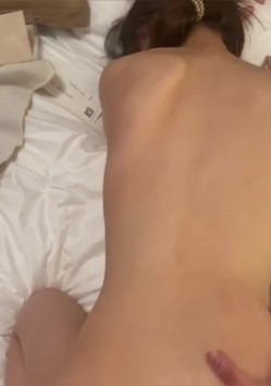 女友酒店蒙眼被轮操 ️双腿大开骚穴溢精 ️多人内射狂欢 截图15