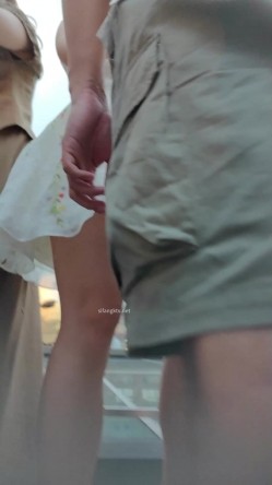 推荐 【步行街抄底】眼镜妹就是骚，跟龟男恩爱的时候当面抄底，小少妇齐逼短裙配白内裤也是一绝 截图1