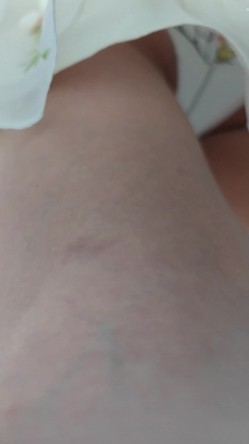 推荐 【步行街抄底】眼镜妹就是骚，跟龟男恩爱的时候当面抄底，小少妇齐逼短裙配白内裤也是一绝 截图3