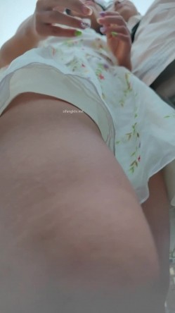 推荐 【步行街抄底】眼镜妹就是骚，跟龟男恩爱的时候当面抄底，小少妇齐逼短裙配白内裤也是一绝 截图4