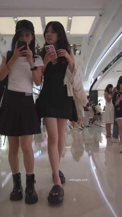 推荐 【步行街抄底】眼镜妹就是骚，跟龟男恩爱的时候当面抄底，小少妇齐逼短裙配白内裤也是一绝 截图11