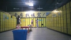 水上乐园内部员工一路游走 紧盯几位身材不错的小姐姐换衣服 截图7