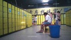 水上乐园内部员工一路游走 紧盯几位身材不错的小姐姐换衣服 截图9
