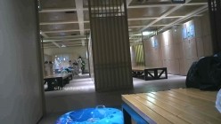水上乐园内部员工一路游走 紧盯几位身材不错的小姐姐换衣服 截图10