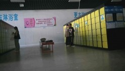 水上乐园内部员工一路游走 紧盯几位身材不错的小姐姐换衣服 截图14