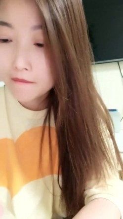 县城的极品小少妇，【小河弯弯】，户外尿尿~道具自慰~无套啪啪~内射口爆吞精 截图2