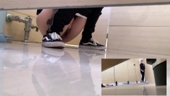 大神一路游走偷拍多位漂亮的小姐姐各种极品美鲍鱼完美展示 截图6