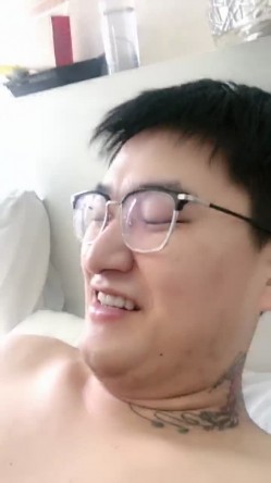 清纯系小女友跟渣男小哥床上啪啪，跟狼友互动撩骚激情，撸着鸡巴躲在被窝里玩道具，激情上位边亲边草好刺激 截图1