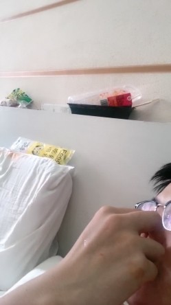 清纯系小女友跟渣男小哥床上啪啪，跟狼友互动撩骚激情，撸着鸡巴躲在被窝里玩道具，激情上位边亲边草好刺激 截图3