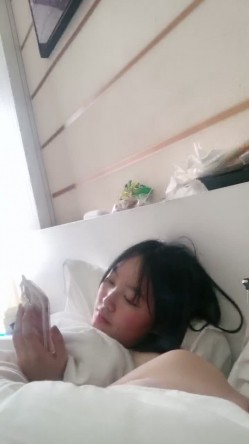 清纯系小女友跟渣男小哥床上啪啪，跟狼友互动撩骚激情，撸着鸡巴躲在被窝里玩道具，激情上位边亲边草好刺激 截图4