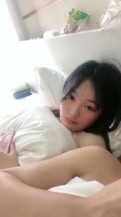 清纯系小女友跟渣男小哥床上啪啪，跟狼友互动撩骚激情，撸着鸡巴躲在被窝里玩道具，激情上位边亲边草好刺激 截图5