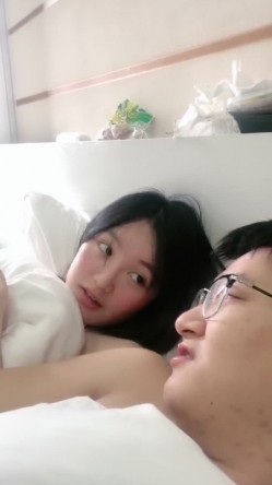 清纯系小女友跟渣男小哥床上啪啪，跟狼友互动撩骚激情，撸着鸡巴躲在被窝里玩道具，激情上位边亲边草好刺激 截图7