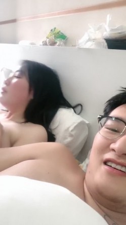 清纯系小女友跟渣男小哥床上啪啪，跟狼友互动撩骚激情，撸着鸡巴躲在被窝里玩道具，激情上位边亲边草好刺激 截图8